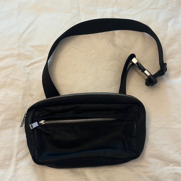 Main Character Handbags - Aritzia nylon belt bag in black